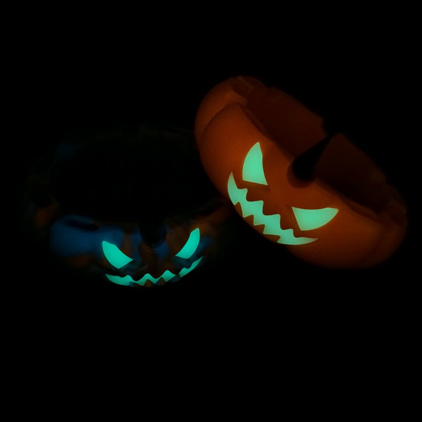 Pumpkin Silicone Ashtray w/ Poker - Glowing in the Dark